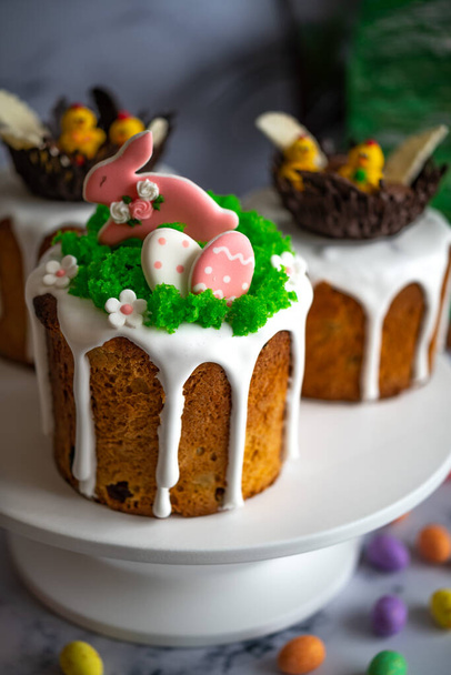 Easter Sunday pastry with icing and chicks - Foto, Imagen