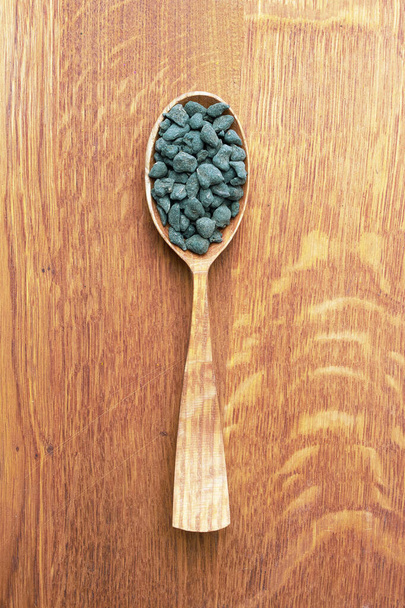 Herbata w drewnianej łyżeczce na drewnianym tle - Zdjęcie, obraz