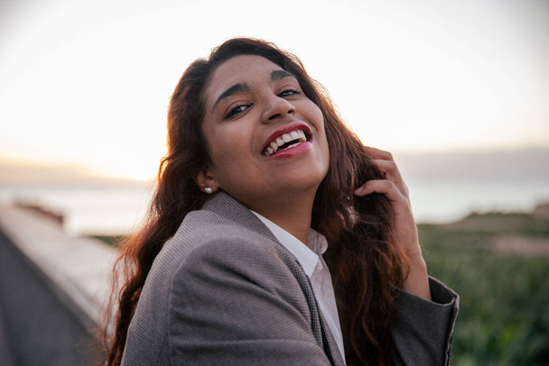 Портрет молодої іспанської бізнесменки, яка посміхається під час заходу сонця.. - Фото, зображення