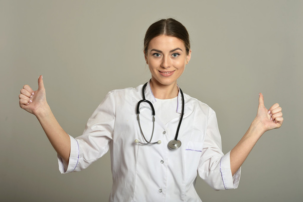 Female doctor with thumbs up - Foto, immagini