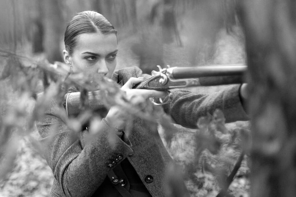 Hunter observing forest. female hunter in forest. successful hunt. hunting sport. woman with weapon. Target shot. military fashion. achievements of goals. girl with rifle. chase hunting. Gun shop. - Φωτογραφία, εικόνα
