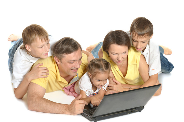 Familia feliz con portátil
 - Foto, Imagen