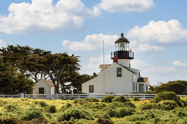 ポイントピノス灯台は、カリフォルニア州パシフィックグローブのエンブレムです。ポイントピノス灯台は、カリフォルニアの太平洋沿岸に船を案内するために、1855年に点灯しました。それは最も古い作動灯台です. - 写真・画像