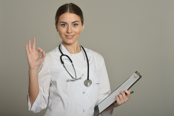 Female doctor  with folder - Foto, afbeelding