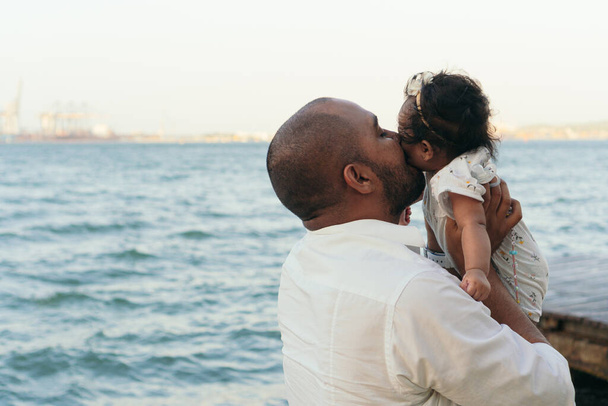 Padre africano nel parco che bacia il suo bambino - Foto, immagini