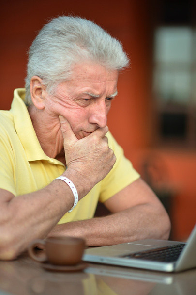 Senior man  with laptop - Foto, afbeelding