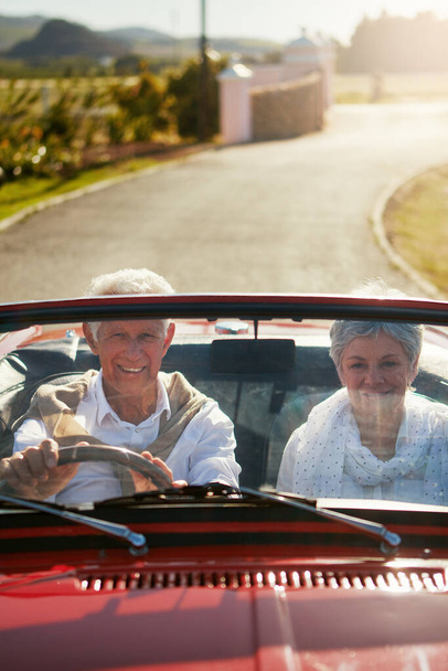 Le temps est un excellent professeur. un couple de personnes âgées en voyage en voiture - Photo, image