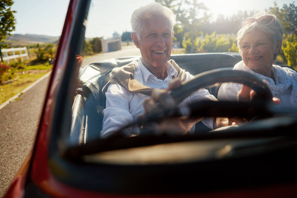 Nuestra felicidad es lo único que importa ahora. una pareja de ancianos en un viaje por carretera - Foto, imagen