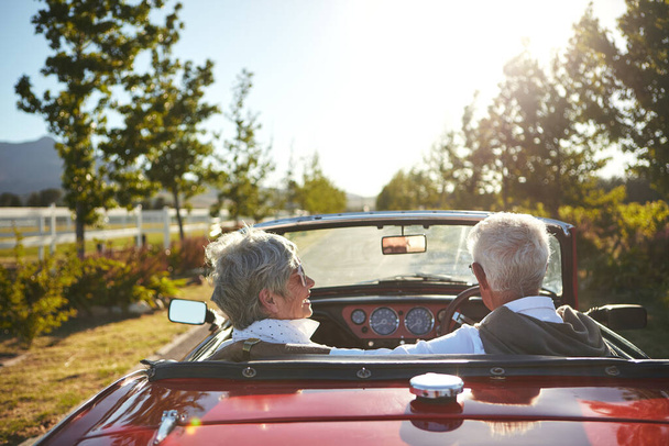 Faire des années d'or les meilleures des années. un couple de personnes âgées en voyage en voiture - Photo, image