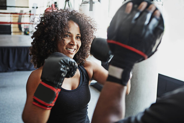 Кращий боєць ніколи не сердиться. жіночий боксер практикує свої ходи зі своїм тренером
 - Фото, зображення
