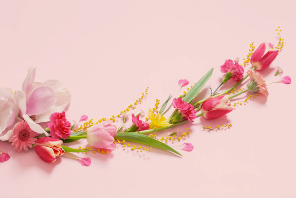 beautiful spring flowers on pink background - Foto, afbeelding