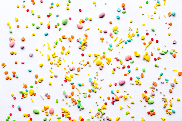 Fondo de Pascua. Espolvorear con bolas de azúcar y huevos, decoración para pasteles y productos horneados - Foto, Imagen