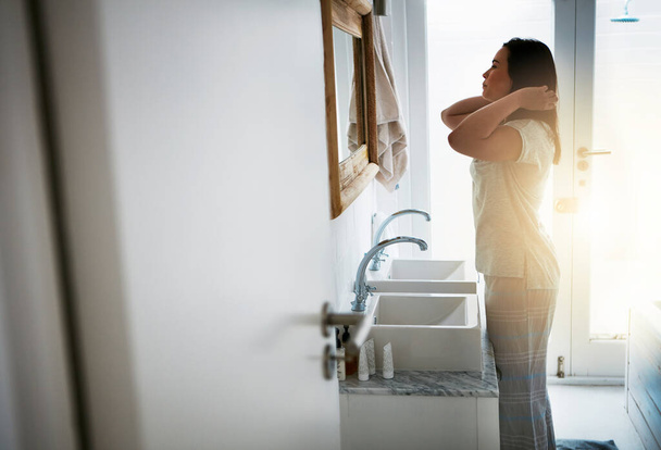 Odświeżam się. atrakcyjna młoda kobieta myjąca się w łazience - Zdjęcie, obraz