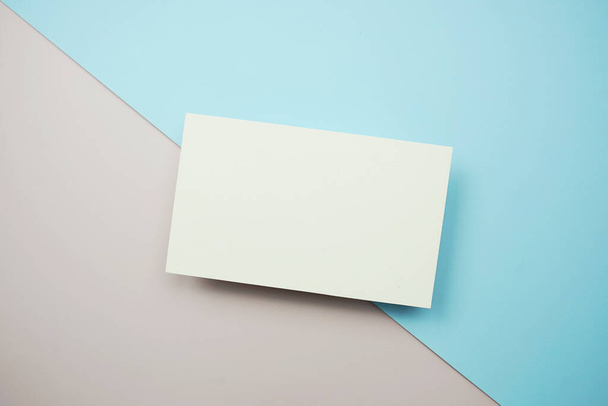 Empty greeting card mockup, horizontal invitation template on blue and pink background - Foto, afbeelding
