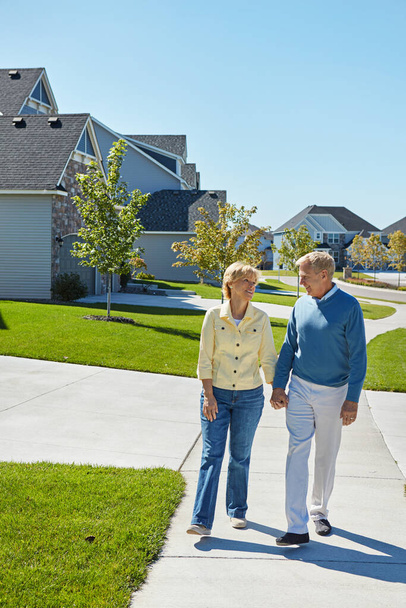 Ci emeryci prowadzą dobre życie. szczęśliwa para seniorów budząca się razem w sąsiedztwie - Zdjęcie, obraz