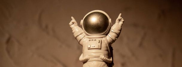 Giocattolo di plastica figura astronauta su sfondo luna calcestruzzo Copia spazio. Concetto di viaggi fuori terra, voli commerciali spaziali privati. Missioni spaziali e sostenibilità - Foto, immagini