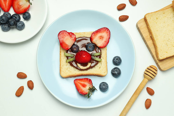 Lekker ontbijt of lunch voor kind - toast, eten dat het kind mee kan nemen - Foto, afbeelding
