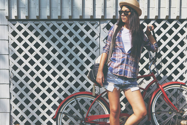 Jej rower zajmuje jej miejsca. piękna młoda kobieta jeżdżąca na rowerze w parku - Zdjęcie, obraz