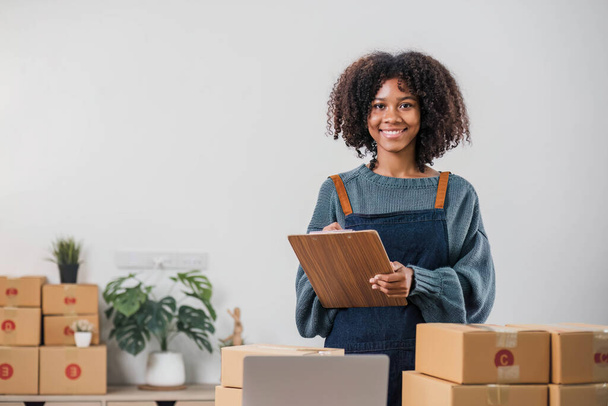 Shipping shopping online ,young start up small business owner writing address on cardboard box at workplace.small business entrepreneur SME or freelance asian woman working with box at home.. - Foto, afbeelding