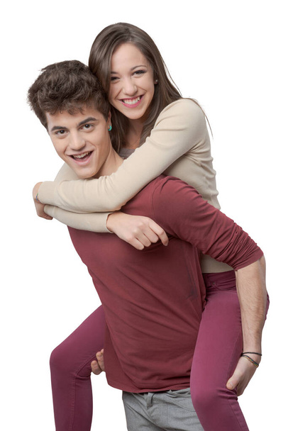 Mosolygó fiatal pár szórakozik együtt és piggybacking - Fotó, kép