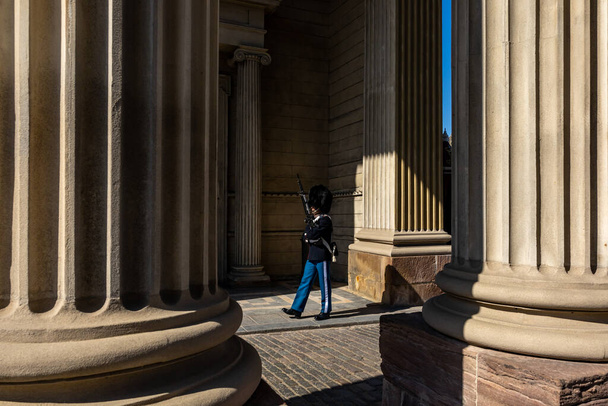 Kopenhaga, Dania Królewska gwardia w Pałacu Królewskim Amalienborg. - Zdjęcie, obraz