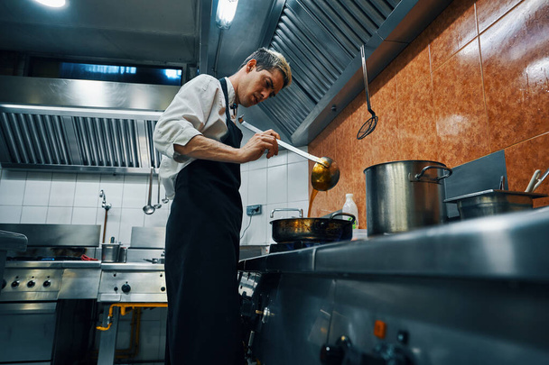 chef working in the kitchen - Foto, Imagem