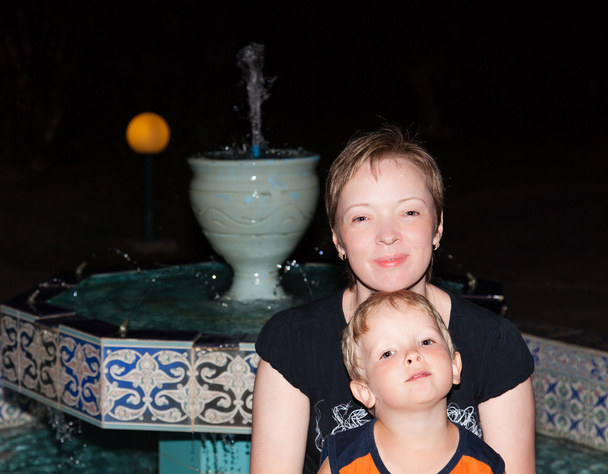 Mother and son near  fountain - Foto, imagen