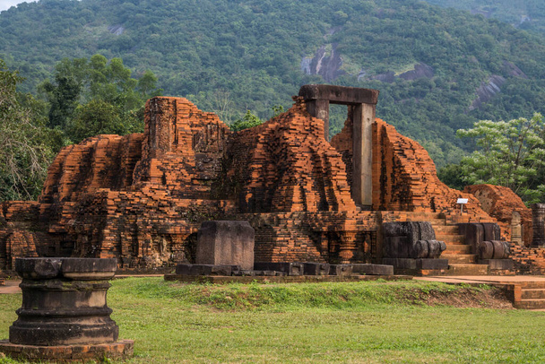 Vietnam 'daki UNESCO Dünya Mirası sitesi "Oğlum Sığınağı" ndaki Hindu kule tapınaklarının kalıntıları.. - Fotoğraf, Görsel