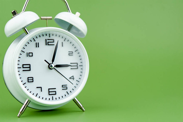 ξυπνητήρι σε πράσινο φόντο έννοια του χρόνου εργασίας με το χρόνο πολύτιμο χρόνο - Φωτογραφία, εικόνα