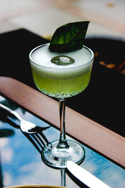 зеленый коктейль с лаймом и мятой на деревянном столе - Фото, изображение