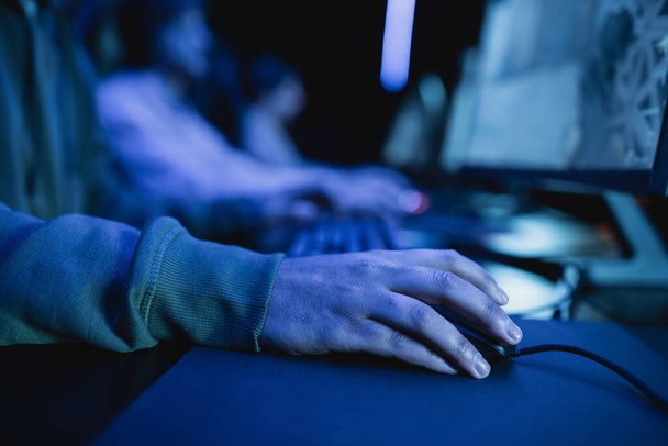 Περικοπή προβολής του gamer χρησιμοποιώντας το ποντίκι του υπολογιστή, ενώ παίζει βιντεοπαιχνίδι στο gaming club  - Φωτογραφία, εικόνα