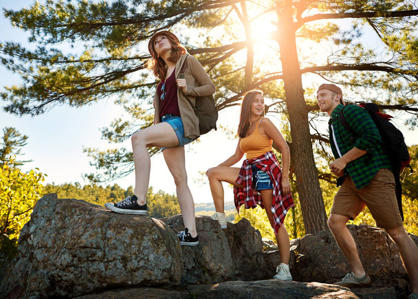 Prends une chance, fais un trek. trois jeunes randonneurs lors d'un voyage à l'étranger - Photo, image