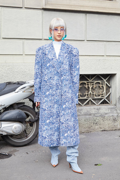MILAN, ITALY - FEBRUARY 24, 2023: Woman with blue coat and white hair with turquoise tips with turquoise points before Philosophy by Lorenzo Serafini fashion show, Milan Fashion Week street style - Φωτογραφία, εικόνα