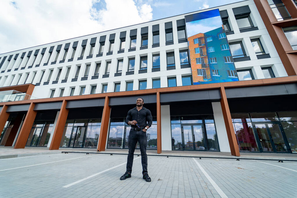 Confident businessman in urban city standing. Lifestyle modern office worker. - Fotoğraf, Görsel