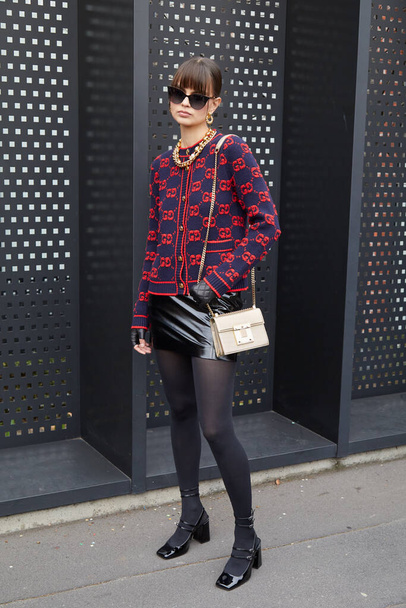 MILAN, ITALY - FEBRUARY 24, 2023: Woman with Gucci jacket with red and blue logo pattern before Gucci fashion show, Milan Fashion Week street style - Foto, Bild