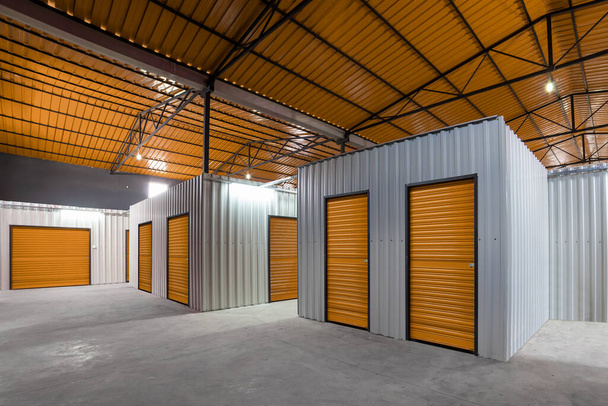Couloir d'unité de self-stockage avec portes rouges. Unités de stockage de location - Photo, image