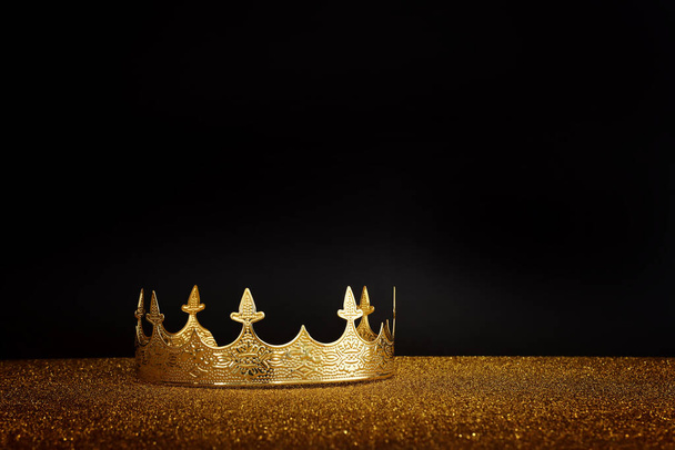 imagen de llave baja de hermosa reina o corona de rey sobre la mesa de purpurina. fantasía período medieval - Foto, Imagen