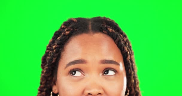 Pensiero, idea e donna in studio con schermo verde con espressione del viso pensierosa o sognante ad occhi aperti. Contemplazione, domanda e modello femminile africano con gesto contemplativo per sfondo cromatico - Filmati, video