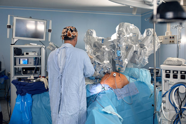Χειρουργικό σύστημα με ελάχιστα επεμβατικό ρομπότ σε νοσοκομείο. Ρομποτικός τεχνολογικός εξοπλισμός, χειρουργός χειριστής σε φουτουριστικό χειρουργείο. Ιατρική καινοτομία 3D ενδοσκόπηση για ρομποτική χειρουργική σε - Φωτογραφία, εικόνα