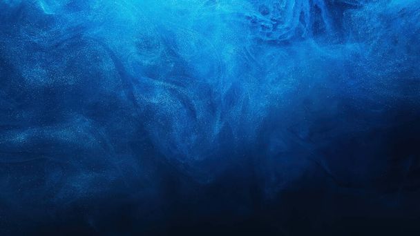 Glitzernder Nebel abstrakter Hintergrund. Tintenwasser spritzt. Dunstschwaden. Blaue Farbe glühend schimmernde Staubpartikel Textur Dampfwolke schwebt auf dunklem Schwarz. - Foto, Bild