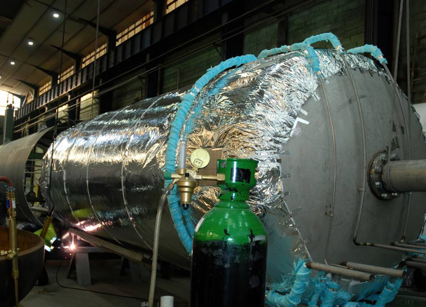 производство газификаторов кислорода, криогенных резервуаров с теплоизоляционным покрытием - Фото, изображение