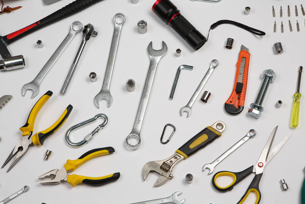 Conjunto de herramientas para la reparación en una caja sobre un fondo blanco. Surtido de herramientas de trabajo o construcción. Llaves, tenazas, destornillador. Vista superior - Foto, Imagen