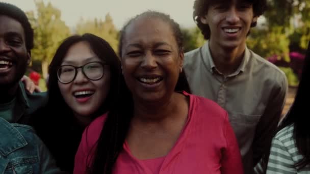 Gelukkige multigenerationele mensen met verschillende etniciteit hebben plezier lachend in de camera - Diversiteit concept  - Video