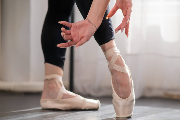 Крупный план ног и рук балерины - Фото, изображение