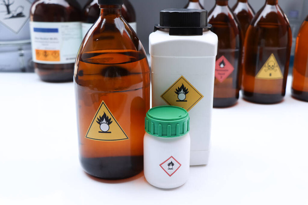 σύμβολο οξειδωτικού παράγοντα στη χημική ουσία φιάλης, προειδοποιητικό σύμβολο, χημική ουσία στο εργαστήριο και τη βιομηχανία  - Φωτογραφία, εικόνα