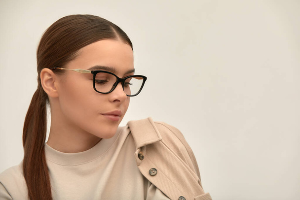 Menina moderna com óculos, morena em óculos posando na câmera, moda, mulher confiante em óculos empresária. - Foto, Imagem