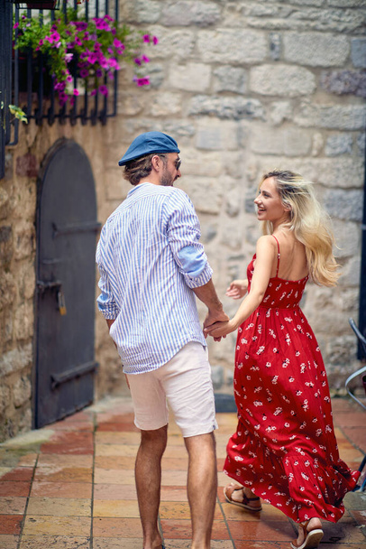Young Man and woman walking on street together.Tourist couple having fun on vacation together. - Φωτογραφία, εικόνα