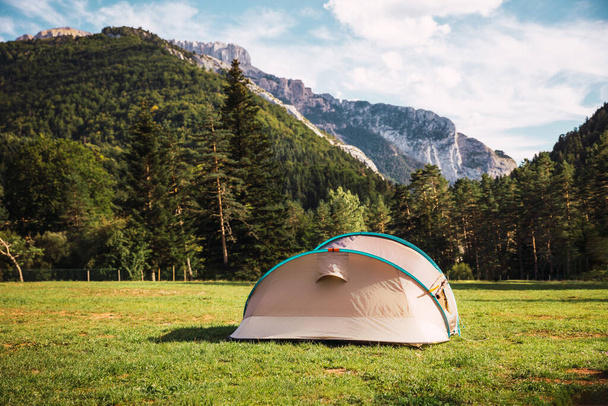 Tente avec vue imprenable sur la forêt et les montagnes. Vacances en camping et vacances d'été en plein air. Concept de style de vie - Photo, image