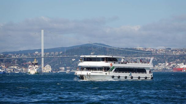  Istanbul, Turkey April 08, 2023 City line ferries and Touristic sightseeing ships passing through Eminonu Bosphorus - Foto, Imagem