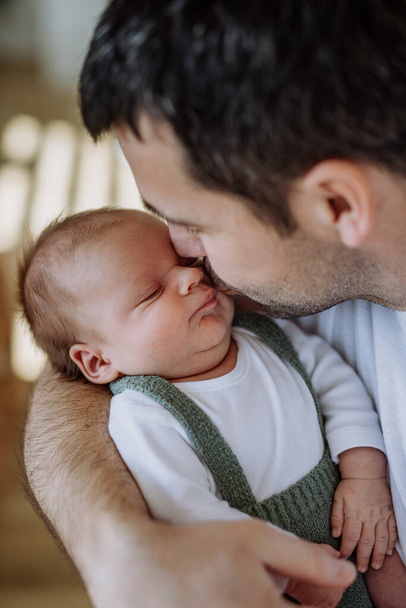 Großaufnahme von Vater, der sein kleines Neugeborenes küsst. - Foto, Bild